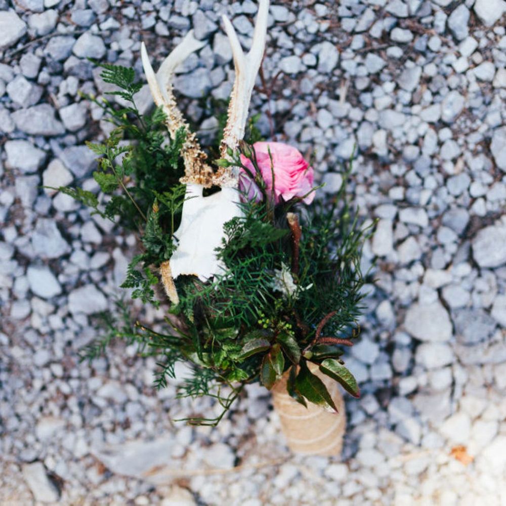 JuliaEileen_DoloElopement-118-w1100-h1100 außergewöhnlicher brautstrauß mit waldkräutern pfingstrose und hirschgeweih