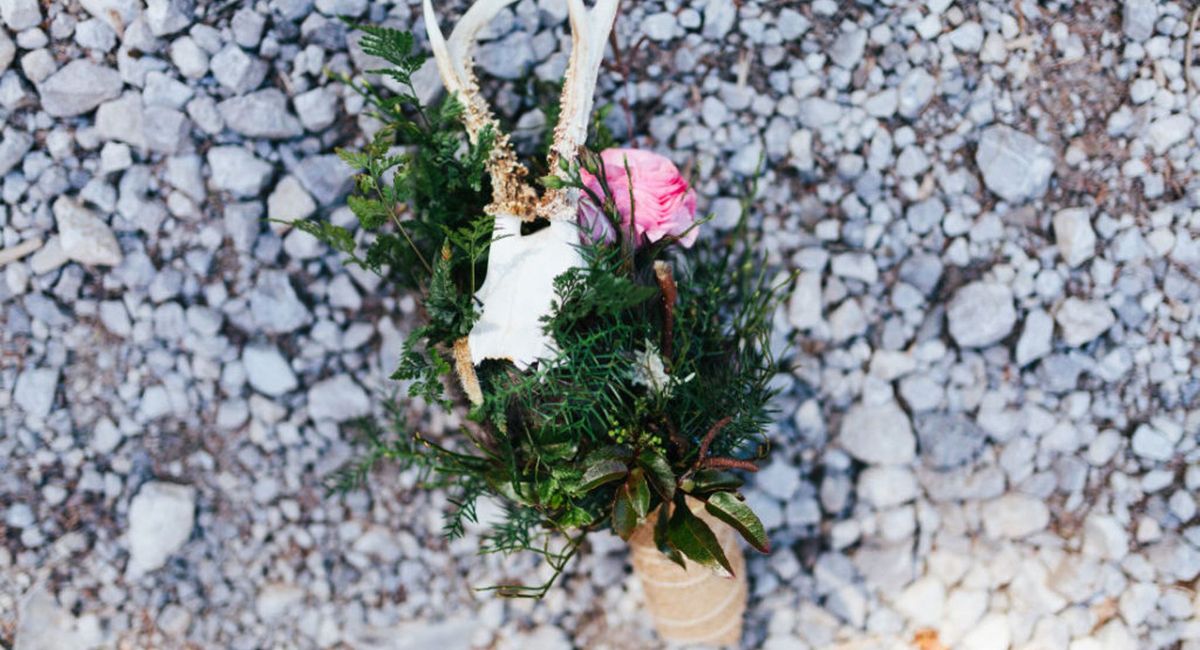 JuliaEileen_DoloElopement-118-w1100-h1100 außergewöhnlicher brautstrauß mit waldkräutern pfingstrose und hirschgeweih