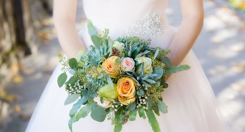 Kleidung,Blume,Hand,Pflanze,Hochzeitskleid,Kleid,Blütenblatt,Braut,Brautkleidung,Textil,