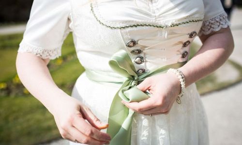 Joint,Oberbekleidung,Schulter,Weiß,Kleid,Hals,Mode,Ärmel,Straßenmode,Sonnenbrille,