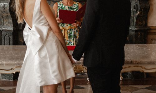 Hochzeitskleid,Braut,Brautkleidung,Kleid,Blitzlichtfotografie,Stehend,Glücklich,Brautpartykleid,Geste,Kleid,