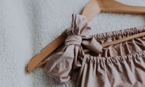Heiraten in den Bergen, Brautkleid auf einem Bügel, Brautkleid rosa, Heiraten in Lienz, Dolomitenhütte, Hüttenshooting, Elopement, Hochzeit in Tirol