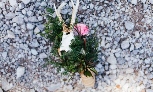 JuliaEileen_DoloElopement-118-w1100-h1100 außergewöhnlicher brautstrauß mit waldkräutern pfingstrose und hirschgeweih