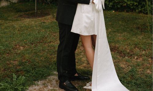 Schuhe,Schuh,Bein,Menschlicher Körper,Pflanze,Brautkleidung,Geste,Taille,Kleid,Menschen in der Natur,