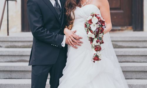 Schwanger heiraten – schwangere Braut und Bräutigam
