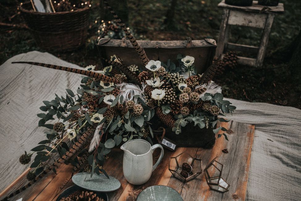 Sternenhochzeit gemeinsam mit einem Dinner im Wald feiern und dabei Kerzen anzünden Sternenhochzeit gemeinsam mit einem Dinner im Wald feiern und dabei Kerzen anzünden