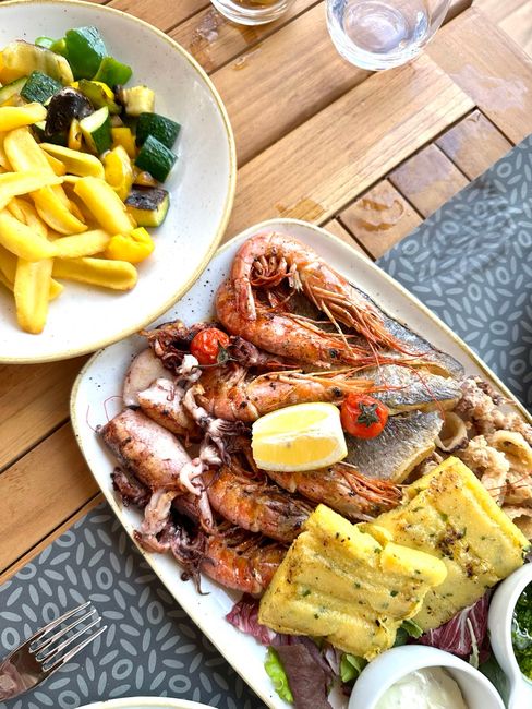 Dine Around Fischplatte auf Porec Insel Sveti Nikola Lebensmittel,Geschirr,Teller,Rezept,Zutat,Schale,Küche,Produkt,Blattgemüse,Fleisch,
