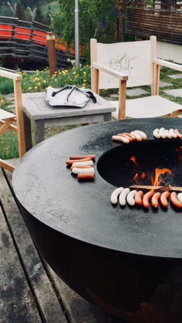 Tisch,Möbel,Geschirr,Pflanze,Orange,Tisch im Freien,Holz,Gartenmöbel,Tischdecke,Stuhl,