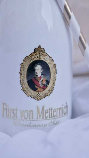 Bilderrahmen,Ärmel,Schrift,Bart,Symbol,Kreis,Emblem,Oval,Modeaccessoire,Kunst,