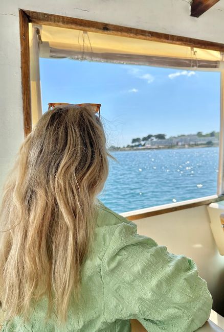 Insel vor Porec mit Hotel Haare, Wasser, Himmel, Wolke, Fenster, Holz, Freizeit, Reisen, See, Schiffsarchitektur,