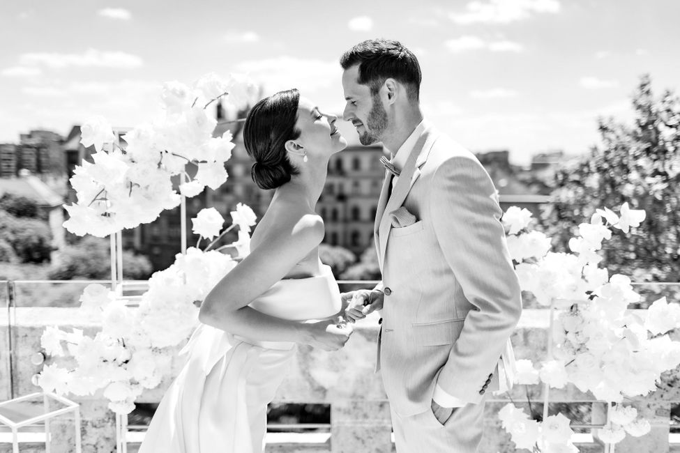 Wolke, Himmel, Pflanze, Braut, Weiß, Hochzeitskleid, Brautkleider, Blitzlichtfotografie, Glücklich, Schwarz-Weiß,