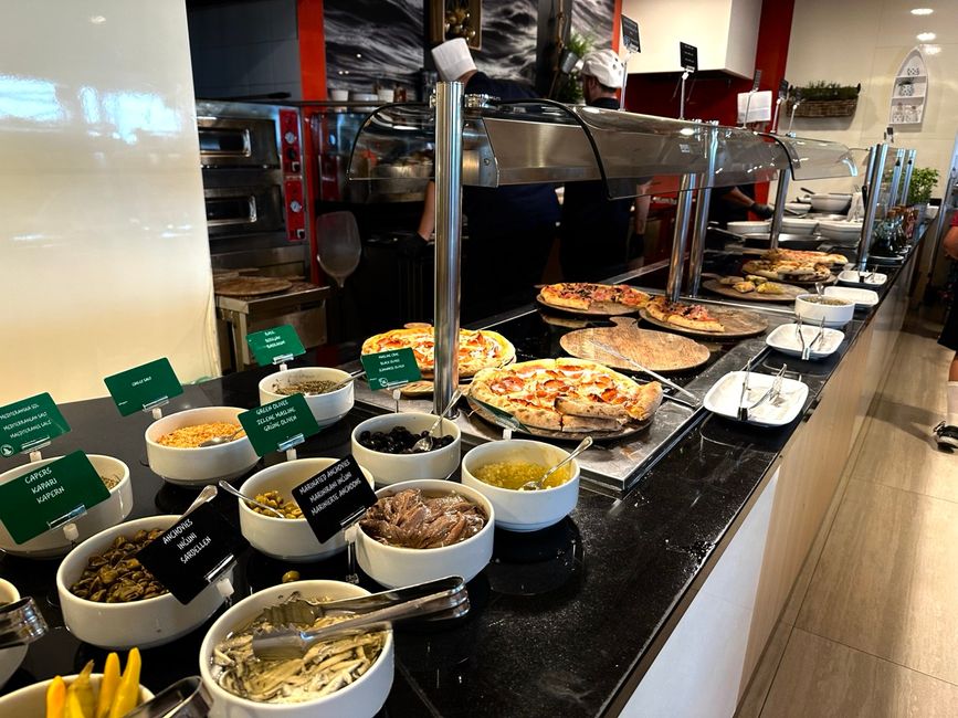 Pizza und Pasta Station im Valamar Porec Essen,Geschirr,Geschirr,Tisch,Teller,Zutat,Küche,Schüssel,Cicchetti,Buffet,