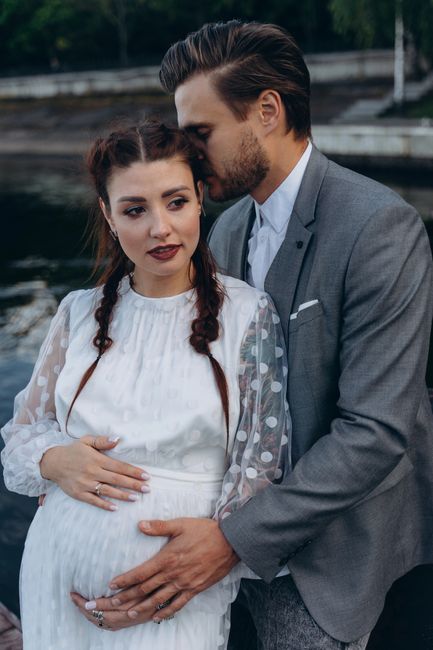 schwanger braut und mann Glück,Liebe,Braut,Romantik,Brautkleidung,Kleid,Fotoshooting,Hochzeitskleid,Kopfbedeckung,Portraitfotografie,
