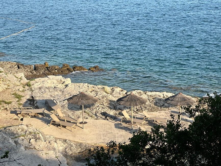 Strand zum Baden in Porec auf Insel Sveti Nikola Wasser,Wasserressourcen,Ökoregion,Azur,Baum,Naturlandschaft,Küsten- und Ozeanlandschaften,See,Wald,Strand,